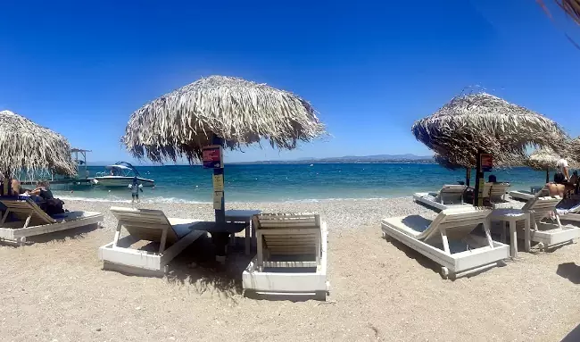 La spiaggia di Kaiki vicina al centro di Spetses.