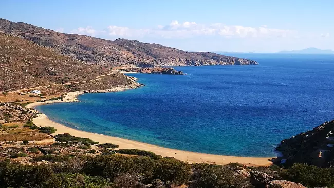 La stupenda spiaggia di Kalamos, da non perdere in vacanza a Ios.