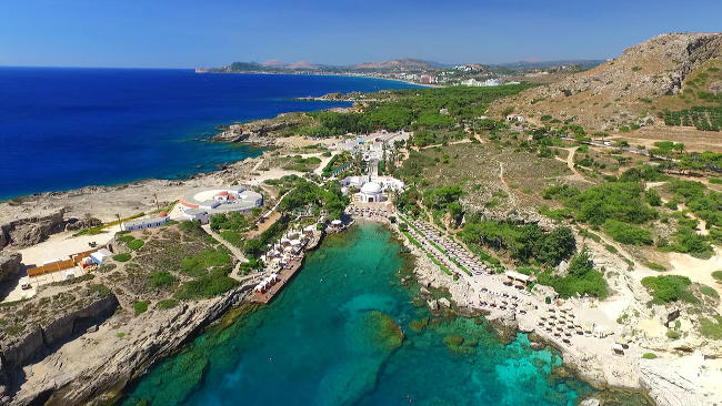 Spiaggia e mare a Kallithea, isola di Rodi.