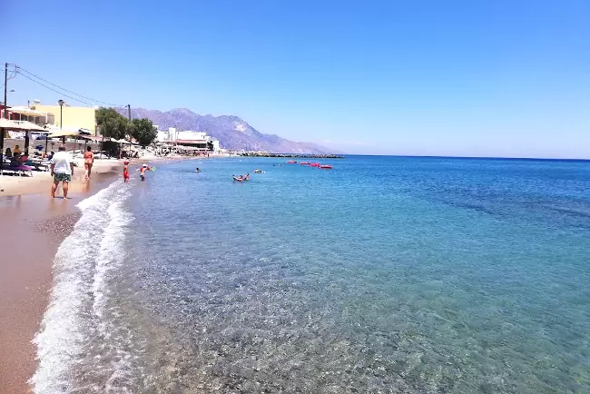 Una parte della lunga spiaggia di Kardamena, sull'isola greca di Kos.