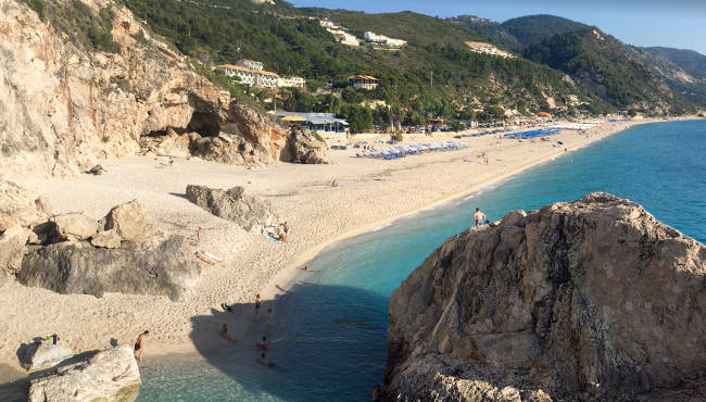 La meravigliosa spiaggia di Kathisma, con sabbia, ciottoli e scogliere.