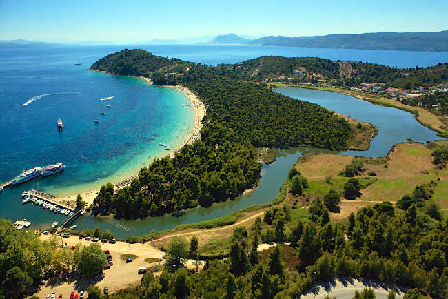 La spiaggia di Koukounaries e la laguna di Strofylia a Skiathos.