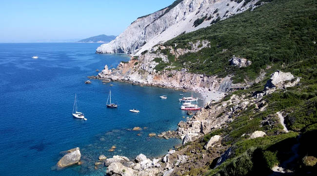 La spiaggia di Lalaria, fra le suggestive e impressionanti formazioni rocciose nel nord di Skiathos.