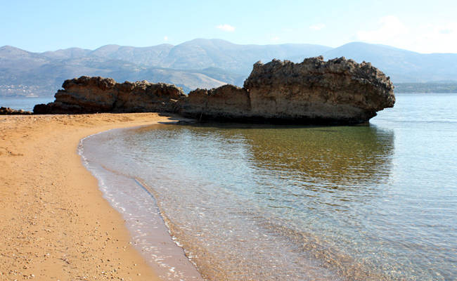 La meravigliosa spiaggia di Lepeda con la sabbia rossastra.