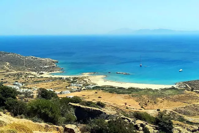La bellissima Magganari, spiaggia greca di Ios per le vacanze.