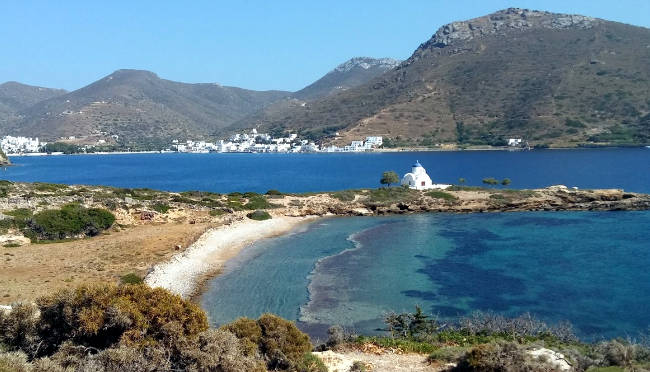 Una parte della spiaggia di Maltezi, con la chiesetta di San Panteleimon sulla punta di una penisola.