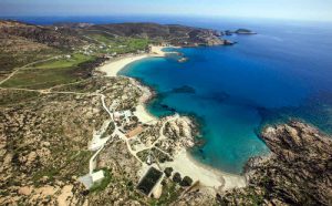 La bellissima Manganari, spiaggia greca di Ios per le vacanze.