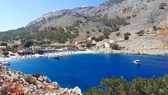 La spiaggia nella baia di Marathounda.