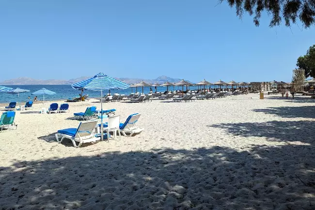 La grande spiaggia di sabbia bianca a Mastichari.