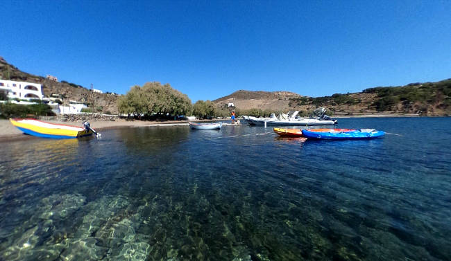 Le acque cristalline della baia di Meloi con la pittoresca spiaggia.