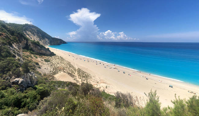 La grandissima e stupenda spiaggia di Milos sull'isola di Lefkada.