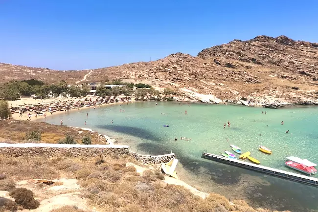 La baia con la spiaggia di Monastiri a Paros, nel nord dell'isola greca.