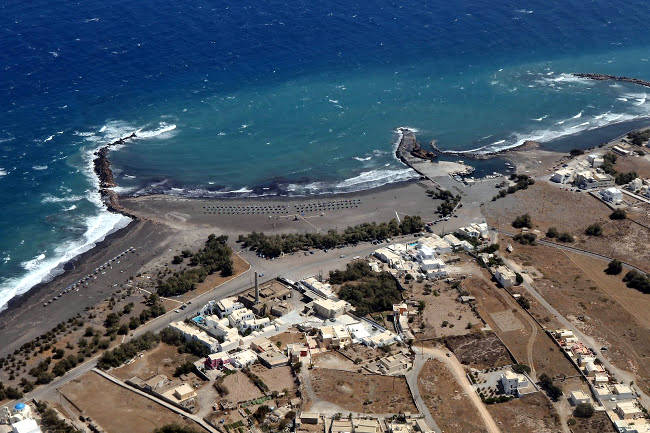 La bella spiaggia di sabbia scura e fine a Monolithos.