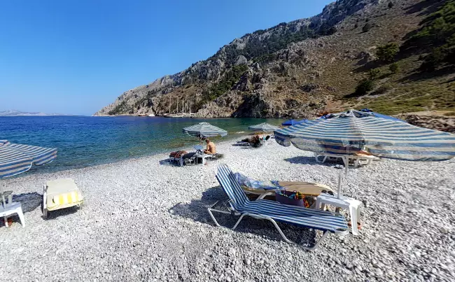 La spiaggia di Nanou è tra le più belle di Symi.