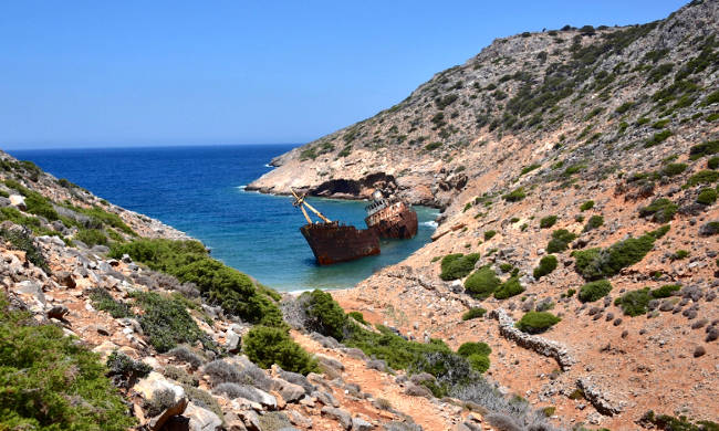 La spiaggia del naufragio con il relitto della nave Olympia.