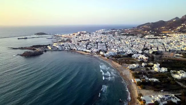 La spiaggia di Agios Georgios a Naxos è perfetta per andare al mare con la famiglia.