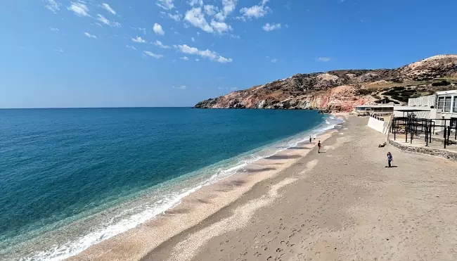 La spiaggia di Paleochori sul versante sud della costa di Milos.