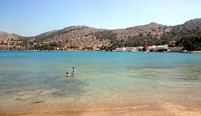 La splendida spiaggia di Panormitis, tranquilla e pulita.