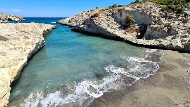 La spiaggia di Papafrangas con le grotte.