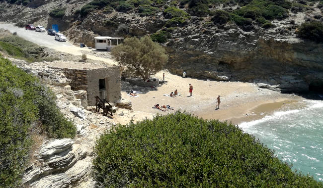 La suggestiva caletta della spiaggia di Paradeisia, chiamata anche Paradise beach.