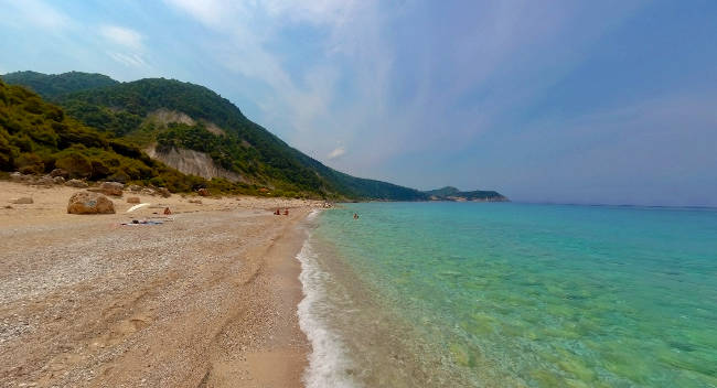 La spiaggia di Pefkoulia a Lefkada.