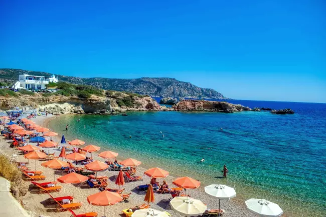 Le acque limpide e la bellezza della costa della spiaggia di Pera Ammos a Karpathos.