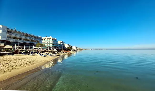 La spiaggia di Perea è perfetta per andare al mare vicino Salonicco.
