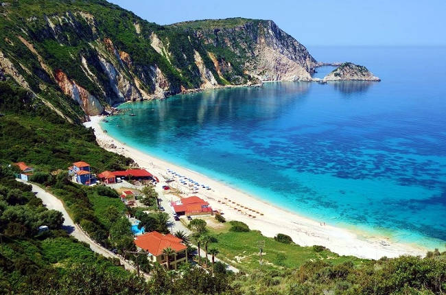 La meravigliosa spiaggia di Petani, da non perdere in vacanza a Cefalonia.