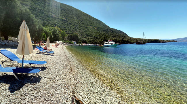 La bellissima spiaggia di Polis con il mare cristallino.