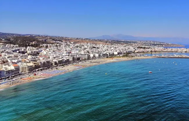La bellissima spiaggia di Rethymno a Creta.