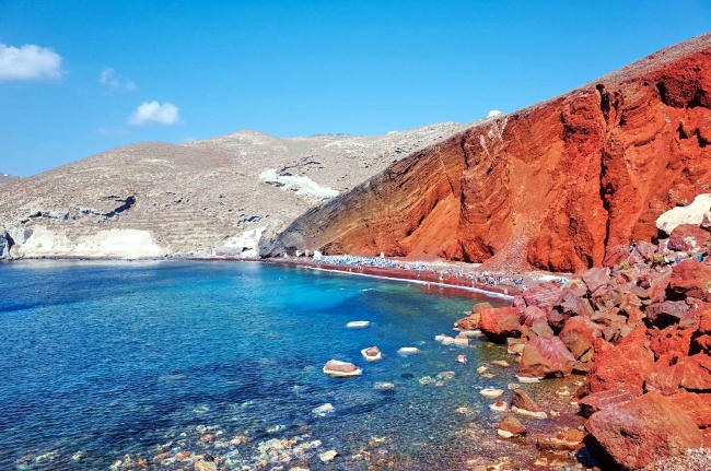 spiaggia rossa di santorini.