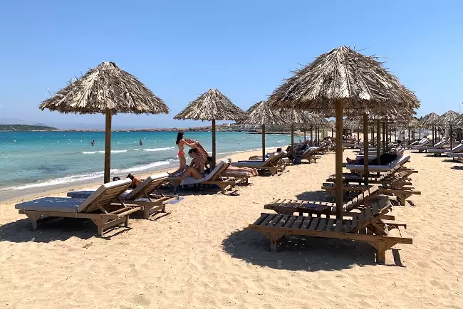 La magnifica spiaggia di sabbia di Santa Maria a Paros.