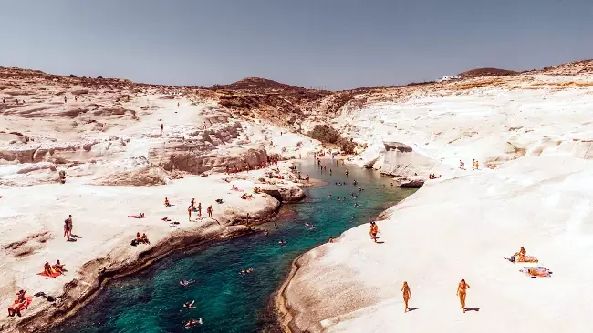 La spiaggia di rocce bianche di Sarakiniko, isola greca di Milos.