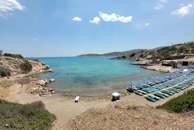 Una rilassante spiaggia racchiusa in una baia a Selinia.