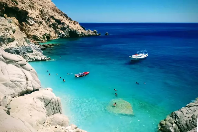 La spiaggia delle Seychelles è considerata una delle più belle e affascinanti di Ikaria. 