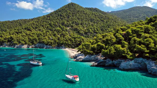 Una fantastica spiaggia lungo la rigogliosa costa dell'isola di Skopelos.