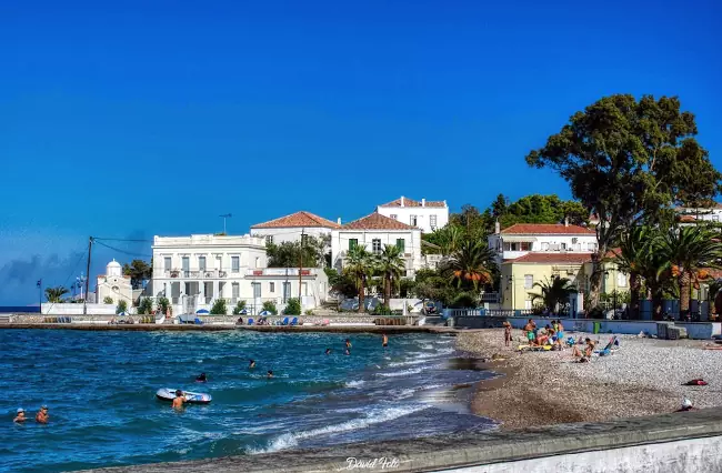 La spiaggia di Spetses città conosciuta anche come Agios Mamas.