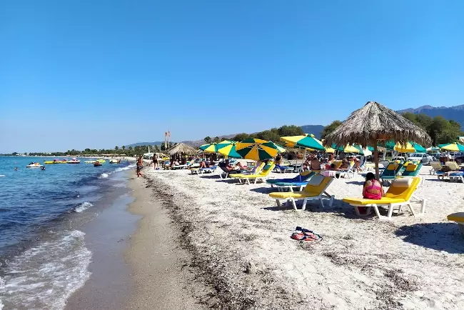Una parte della spiaggia di Tigaki attrezzata con ombrelloni e lettini per i turisti.