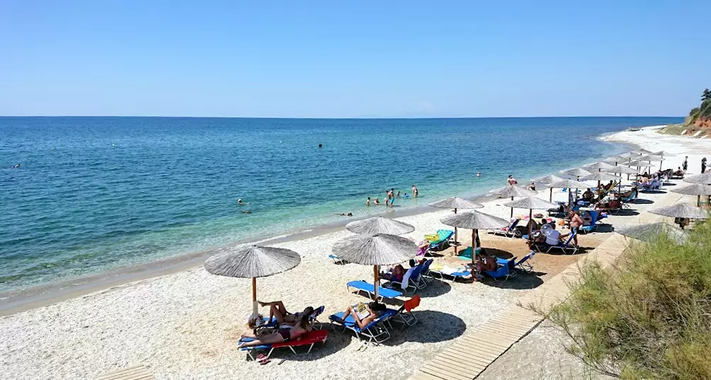 Una favolosa spiaggia bianchissima in Grecia, nella regione della Tracia.