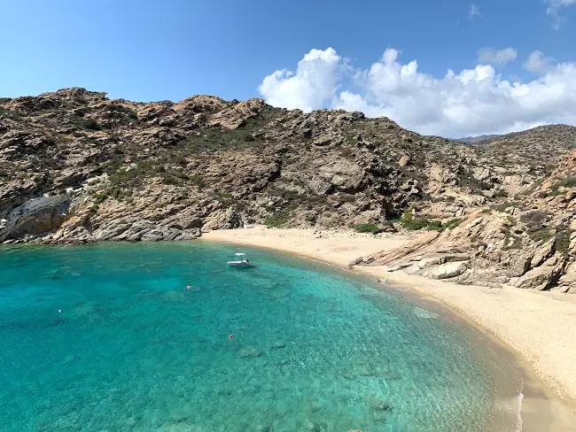 La stupenda spiaggia di Tripiti, in un'insenatura sud-occidentale dell'isola.