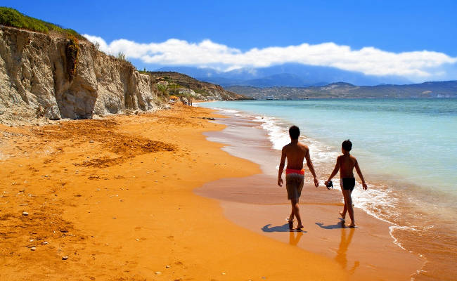 La bellissima e suggestiva spiaggia rossa di Xi a Cefalonia.