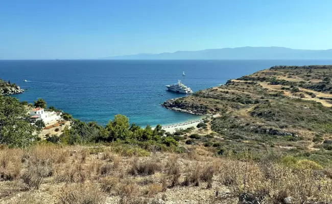 La spiaggia di Xilokeriza nel sud di Spetses.