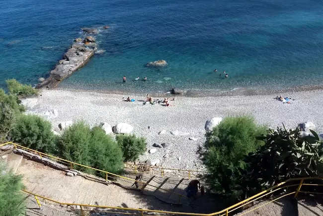 La tranquilla spiaggia di Xilosirtis nel villaggio omonimo.