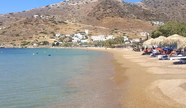 La bella spiaggia di Yialos, pulita e con ottimi servizi.