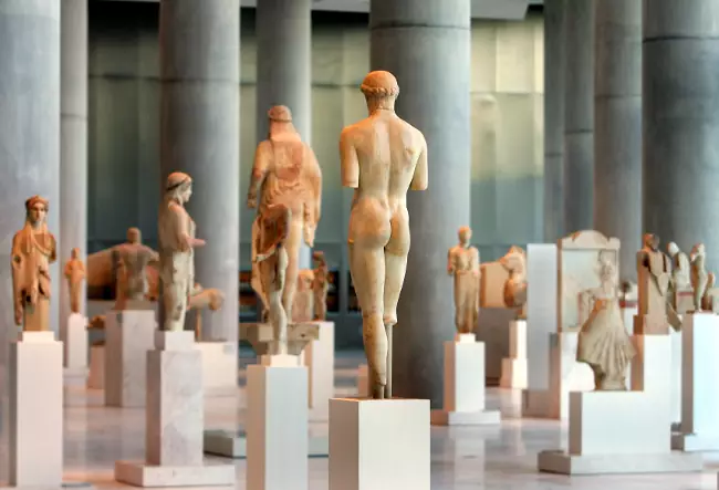 Statue greche all'interno del museo dell'Acropoli.