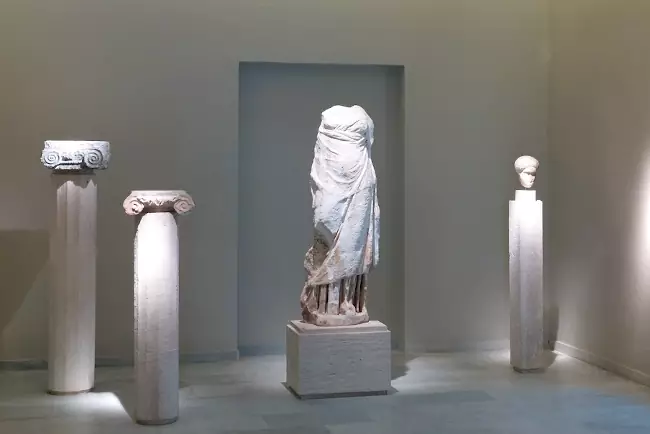 Alcune statue e colonne tra i reperti esposti nel Museo Archeologico di Ios.