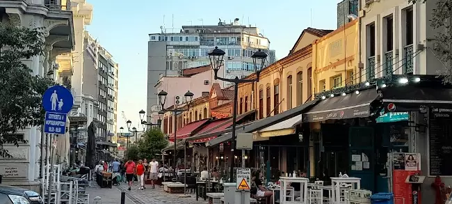 Una strada pedonale nel centro della città greca di Salonicco.
