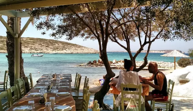 La taverna greca proprio sul mare di Agia Irini, sull'isola greca di Paros.