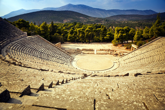 Il teatro di Epidauro in Grecia, affacciato sulla valle nel Peloponneso.