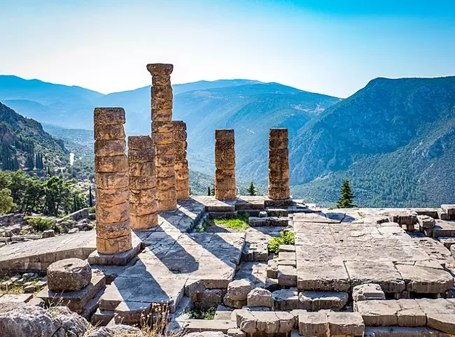 Il Tempio di Apollo tra i monumenti archeologici di Delfi.